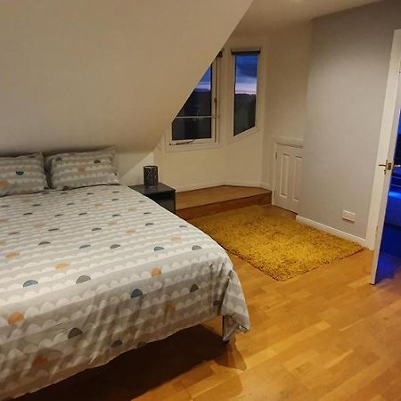 Spacious, Modern 3 Bedroom Luxury Flat In Centre Location บรอธตีเฟอร์รี ภายนอก รูปภาพ