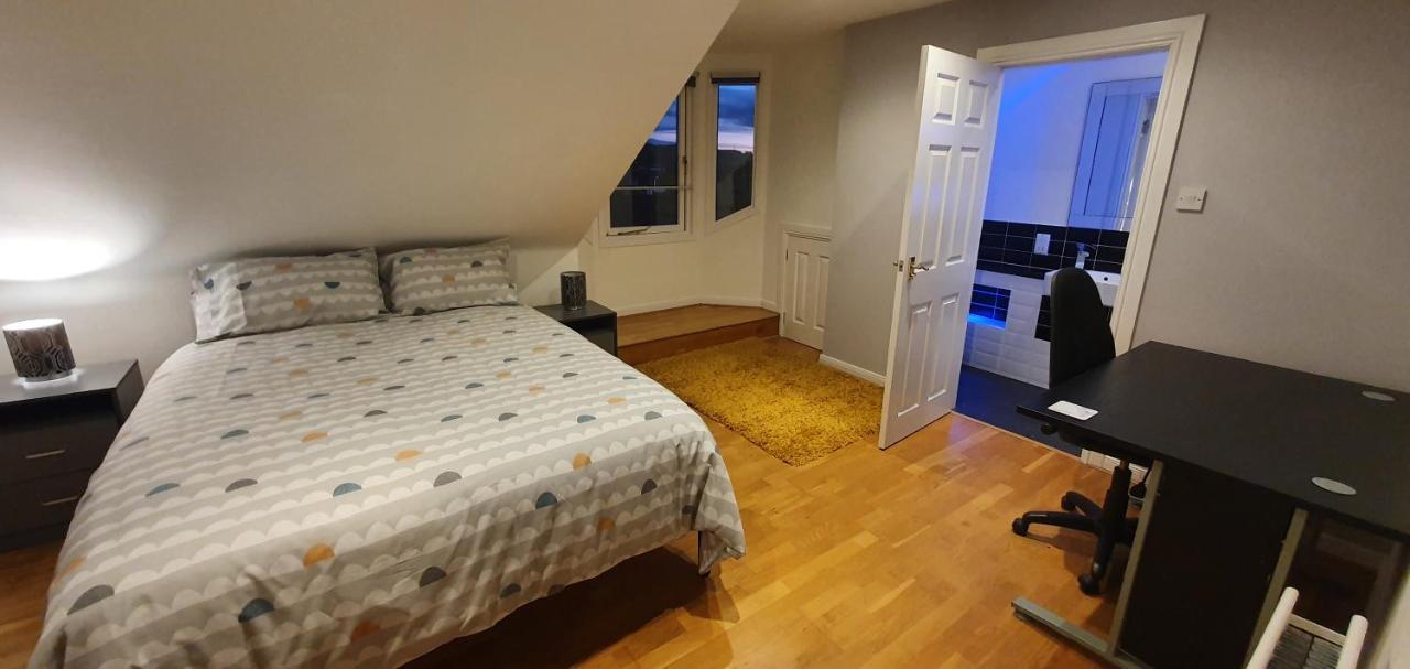 Spacious, Modern 3 Bedroom Luxury Flat In Centre Location บรอธตีเฟอร์รี ภายนอก รูปภาพ