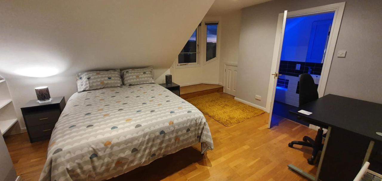 Spacious, Modern 3 Bedroom Luxury Flat In Centre Location บรอธตีเฟอร์รี ภายนอก รูปภาพ