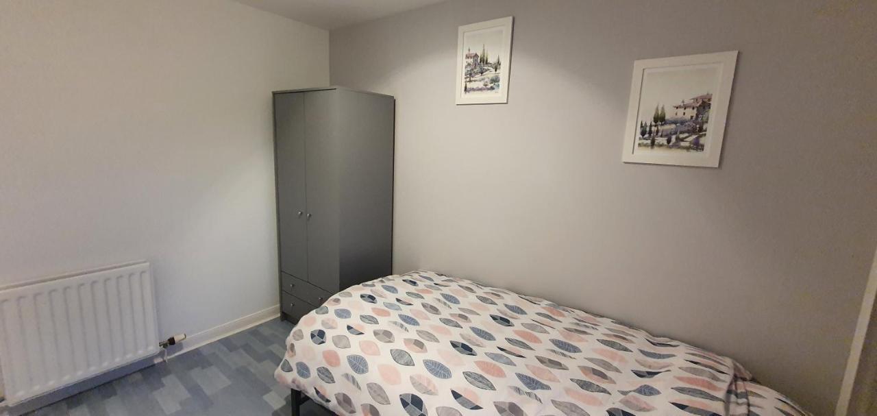 Spacious, Modern 3 Bedroom Luxury Flat In Centre Location บรอธตีเฟอร์รี ภายนอก รูปภาพ