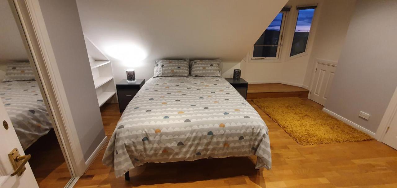Spacious, Modern 3 Bedroom Luxury Flat In Centre Location บรอธตีเฟอร์รี ภายนอก รูปภาพ