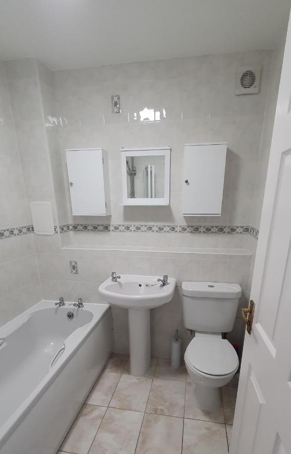 Spacious, Modern 3 Bedroom Luxury Flat In Centre Location บรอธตีเฟอร์รี ภายนอก รูปภาพ