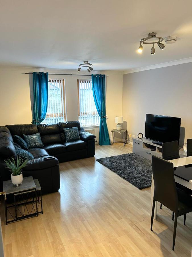 Spacious, Modern 3 Bedroom Luxury Flat In Centre Location บรอธตีเฟอร์รี ภายนอก รูปภาพ
