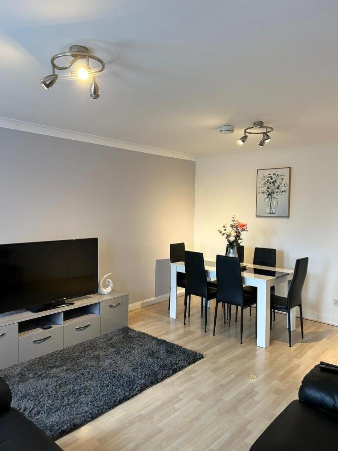 Spacious, Modern 3 Bedroom Luxury Flat In Centre Location บรอธตีเฟอร์รี ภายนอก รูปภาพ